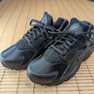 Nike Air Huarache Run TRIPLE BLACK DH4439-001 Shoes Women's Size 8/8.5 NWOT